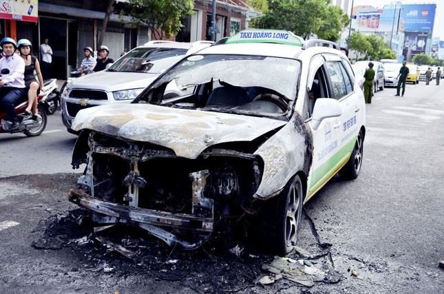 Chiếc taxi cháy dữ dội trên đưởng ra sân bay Tân Sơn Nhất