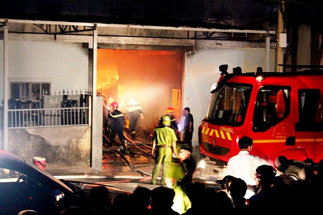 Kho vải bên đường Bùi Thanh Khiết, TP HCM bị hỏa hoạn.