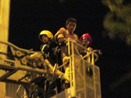 Lính cứu hỏa tiếp cận đưa thanh niên ra khu vực nguy hiểm