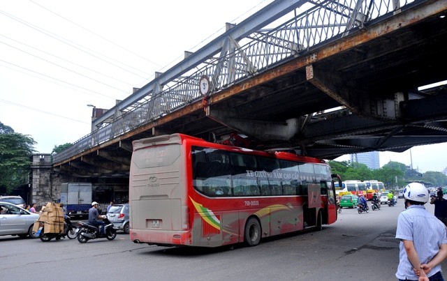 Xe khách về Hà Nội du lịch mắc kẹt trong gầm cầu Long Biên