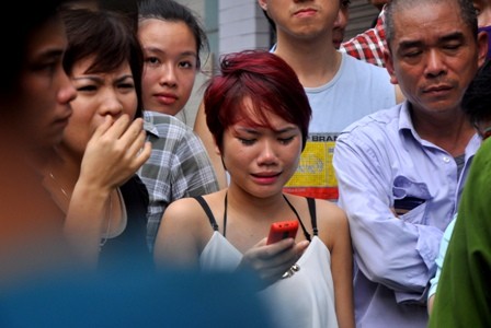 Người nhà nạn nhân gào khóc trước hiện trường vụ cháy quán karaoke