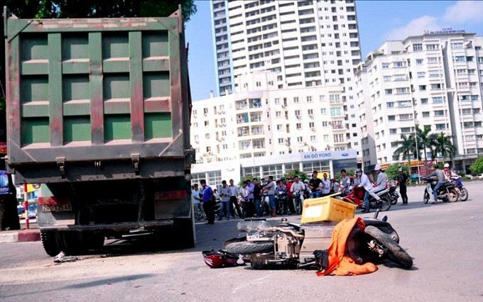 Hà Nội: Xe tải cuốn xe máy vào gầm làm một người tử vong