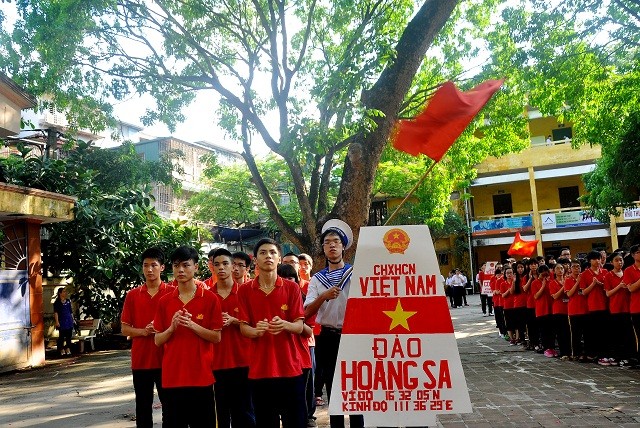 Hơn 1000 học sinh hát quốc ca không nhạc khẳng định chủ quyền lãnh thổ Việt Nam