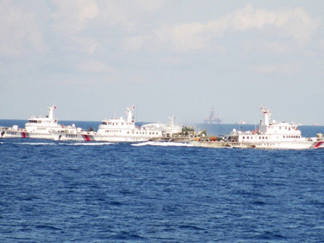 Trung Quốc huy động rất nhiều tàu lớn với chiến thuật dàn hàng ngang để bảo vệ việc hạ đặt trái phép giàn khoan 981 trên vùng biển của Việt Nam. 