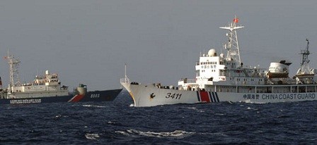 Hành động lạ ngoài Biển Đông: Hai tàu Trung Quốc phun nước nhau