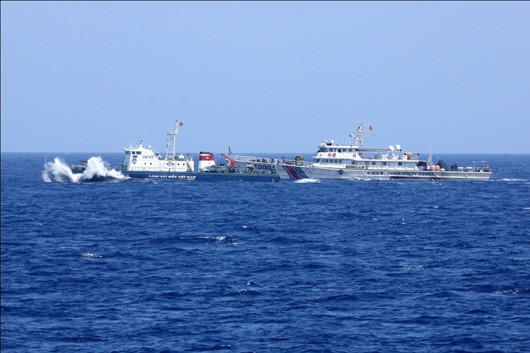 Các tàu cá Trung Quốc dàn hàng ngang tham gia bảo vệ giàn khoan. ảnh CSB
