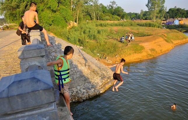 Hơn 500 người Hà Nội “liều mình” tắm trong hồ nước sâu hơn 20 mét