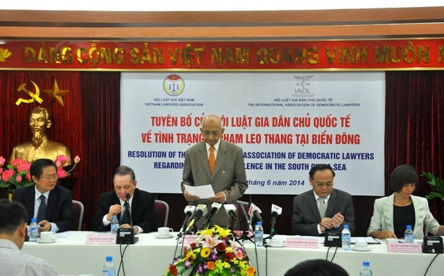 Ông Jitendra Sharma, nguyên Chủ tịch IADL đọc bản Tuyên bố của Hội luật gia quốc tế về tình trạng vi phạm leo thang tại biển Đông. 
