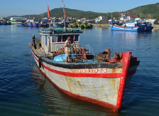 Tàu cá QNg 94913 TS trở về trong sự chờ đợi của gia đình và người dân Sa Huỳnh. (ảnh ANTĐ) 