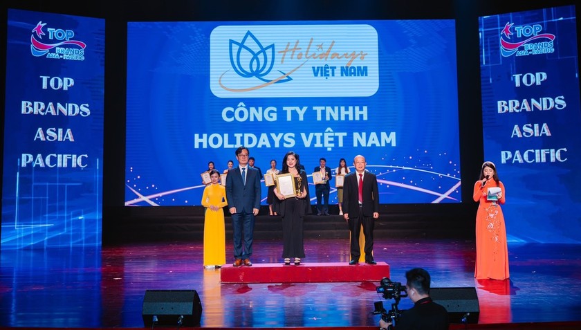 Ông Lee Seung Ho (Chủ tịch Hiệp hội Thông tin công nghiệp châu Á) và ông Nguyễn Thanh Bình (Phó Chủ tịch Hội Sáng chế Việt Nam) trao cúp cho đại diện Holidays Vietnam.