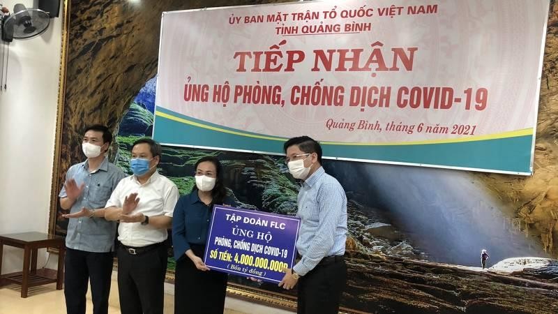 FLC ủng hộ Quảng Bình 4 tỷ đồng tiền mặt phòng chống Covid - 19