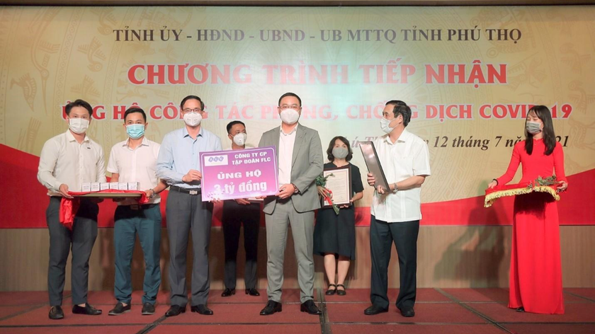 Ông Đỗ Việt Hùng – Phó TGĐ FLC trao tặng 3 tỷ đồng kinh phí hỗ trợ Phú Thọ trong công tác phòng chống dịch.