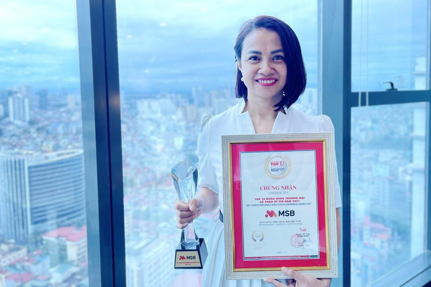 Bà Nguyễn Thị Mỹ Hạnh - TGĐ Ngân hàng Bán lẻ MSB nhận chứng nhận Top 10 Ngân hàng TMCP uy tín năm 2021