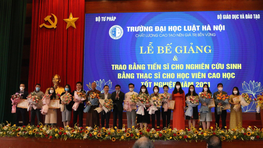 Trường Đại học Luật Hà Nội trao bằng Tiến sĩ, Thạc sĩ năm 2021