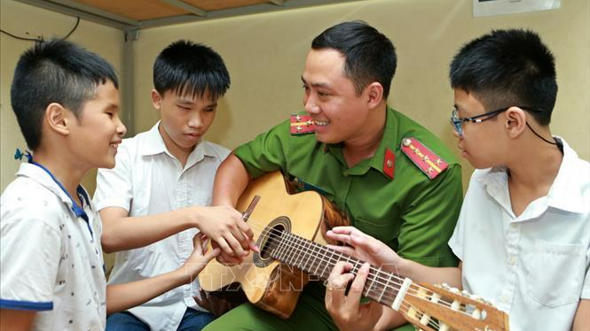 Thiếu tá Trần Anh Tuấn dạy đàn cho trẻ em khiếm thị