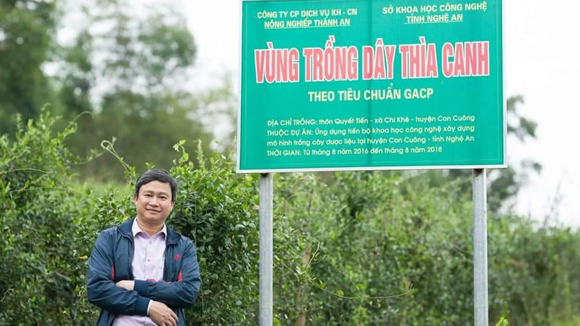 Anh Phan Xuân Diện bên khu vực trồng dây thìa canh theo tiêu chuẩn GACP.