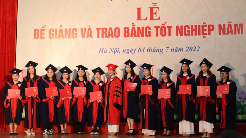 Bà Đỗ Thị Thu Thảo Trai bằng cho 17 học viên thạc sĩ khóa đầu tiên của 2 ngành Quản trị kinh doanh và công tác xã hội