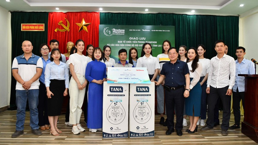 BTC chương trình trao tặng Bộ đội biên phòng Lai châu máy lọc nước trị giá 200 triệu đồng.