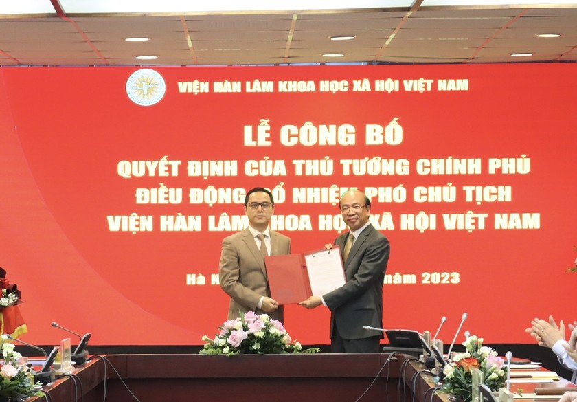 PGS.TS Tạ Minh Tuấn (bên trái) đón nhận quyết định điều động, bổ nhiệm Phó chủ tịch Viện Hàn lâm Khoa học xã hội Việt Nam.