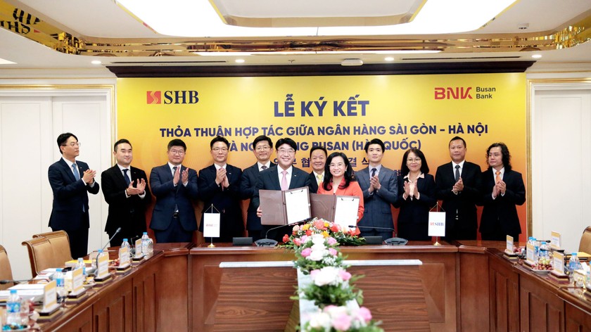 Ông Bang Seong-bin - Chủ tịch Hội đồng quản trị, Tổng Giám đốc Ngân hàng Busan và bà Ngô Thu Hà Tổng Giám đốc SHB trao thỏa thuận hợp tác.