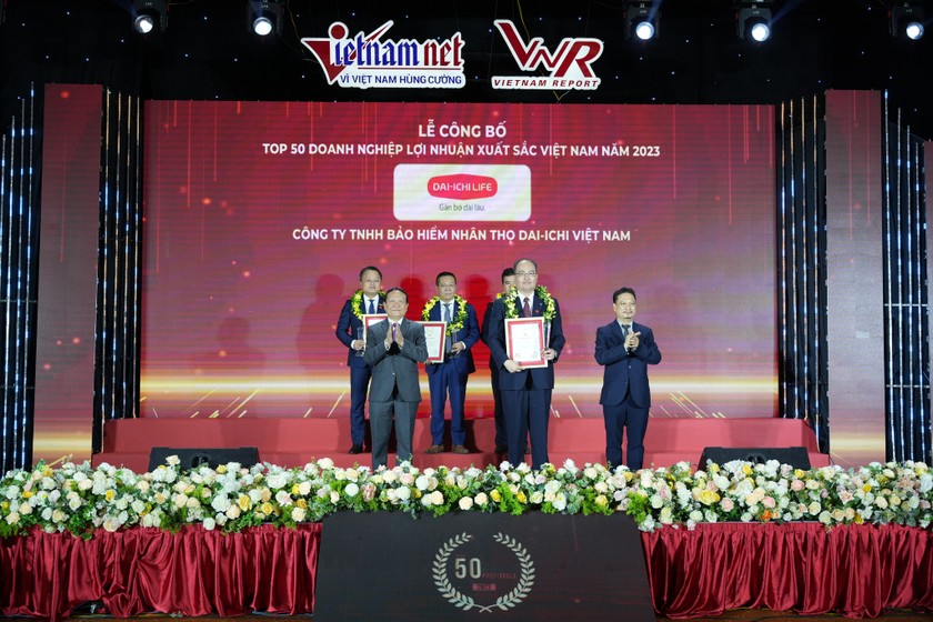 Ông Seigo Fujimaru - Phó Tổng Giám đốc Điều hành kiêm Phó Tổng Giám đốc Hành chính Tổng hợp Dai-ichi Life Việt Nam nhận giải thưởng “Top 50 Doanh nghiệp Lợi nhuận xuất sắc Việt Nam” (Top 50 Vietnam Best Profitable Companies).