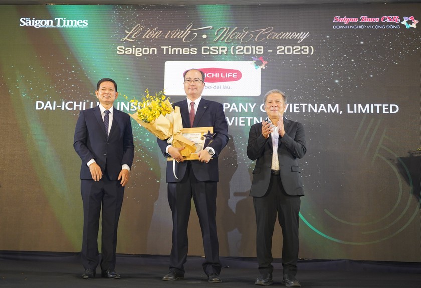 Ông Seigo Fujimaru, Phó Tổng Giám đốc Điều hành kiêm Phó Tổng Giám đốc Hành chính Tổng hợp, Dai-ichi Life Việt Nam nhận danh hiệu 'Doanh nghiệp Vì Cộng đồng - Saigon Times CSR' trong 5 năm liên tiếp (2019 – 2023).