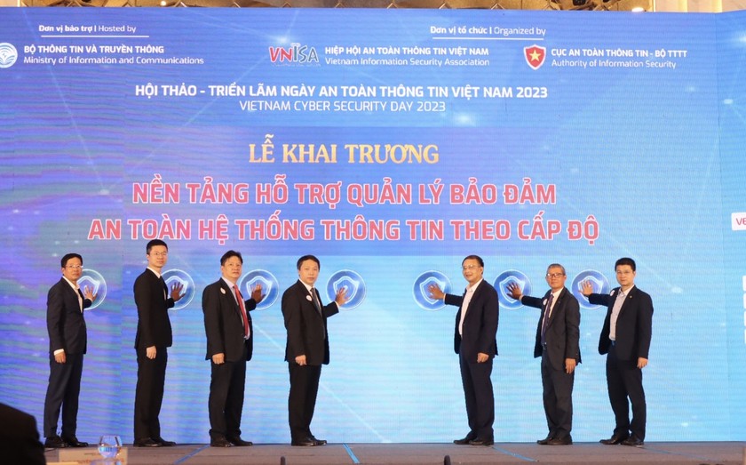 Thứ trưởng Bộ TT&TT Nguyễn Huy Dũng (thứ 4 từ phải sang) cùng các đại biểu nhấn nút khai trương Nền tảng hỗ trợ quản lý bảo đảm an toàn hệ thống thông tin theo cấp độ. Ảnh PV