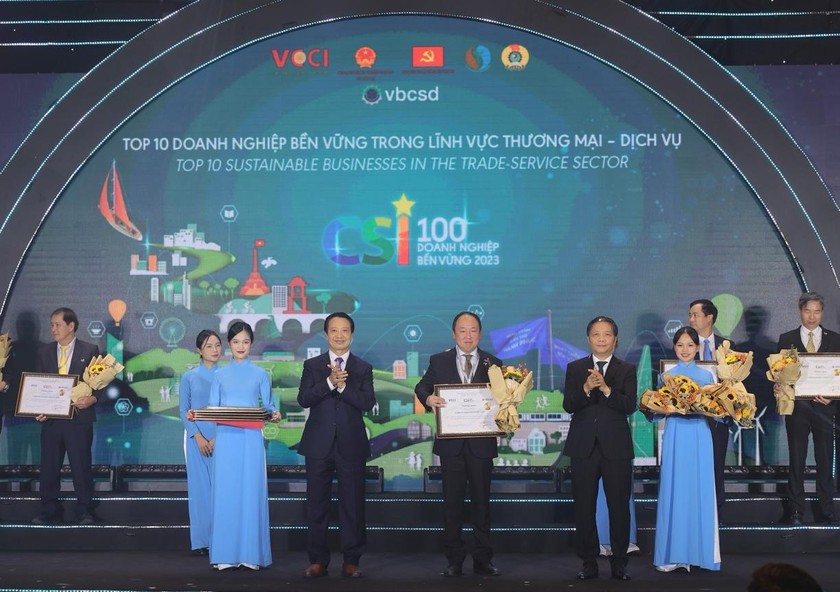 Tổng Giám đốc AEON Việt Nam nhận danh hiệu Top 3 doanh nghiệp bền vững - lĩnh vực thương mại dịch vụ.