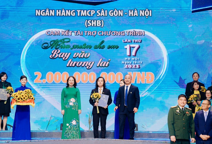 Phó Tổng Giám đốc Lưu Danh Đức đại diện SHB trao ủng hộ 2 tỷ đồng, góp phần mang Tết ấm đến với các trẻ em có hoàn cảnh khó khăn trên cả nước.
