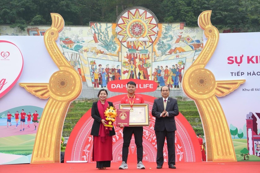 Ông Đặng Hồng Hải - Tổng Giám đốc Dai-ichi Life Việt Nam (giữa) vinh dự nhận Chứng nhận Kỷ lục Việt Nam - Chương trình Thể dục Thể thao trực tuyến để gây quỹ vì cộng đồng có tổng số ki-lô-mét quy đổi dài nhất.