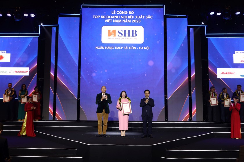 Đại diện ngân hàng SHB được vinh danh Top 50 doanh nghiệp xuất sắc nhất Việt Nam 2023