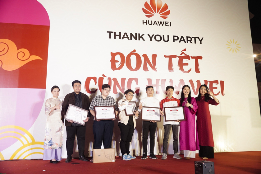 Các sinh viên xuất sắc nhất của cuộc thi ICT Competition 2023 - 2024 nhận bằng khen và các giải thưởng của Huawei.