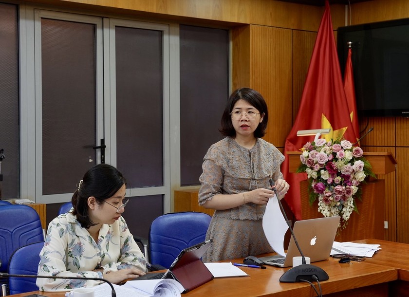 Bà Trần Thu Giang, Cục Kiểm tra VBQPPL trình bày dự thảo Báo cáo.
