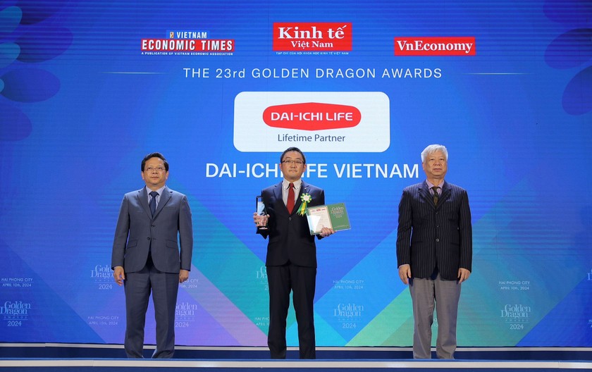 Ông Takahiro Mizukami, Giám đốc Kiểm soát Nội bộ Dai-ichi Life Việt Nam nhận giải “Doanh nghiệp phát triển bền vững” trong Lễ trao Giải thưởng Rồng Vàng 2024.