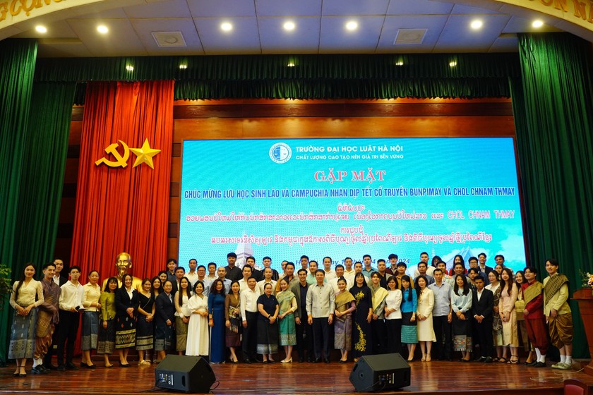 Các đại biểu, Ban Giám hiệu trường, các thầy, cô giáo cùng toàn thể các lưu học sinh Lào, Campuchia chụp ảnh lưu niệm.