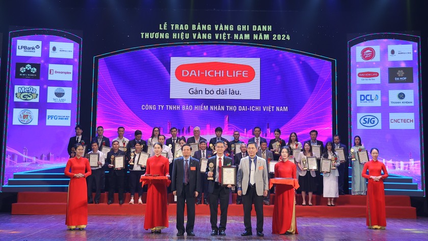 Ông Ngô Việt Phương – Phó Tổng Giám đốc Kinh doanh Kênh Đại lý Truyền thống Dai-ichi Life Việt Nam nhận giải Top 10 Thương hiệu Vàng Việt Nam năm 2024.