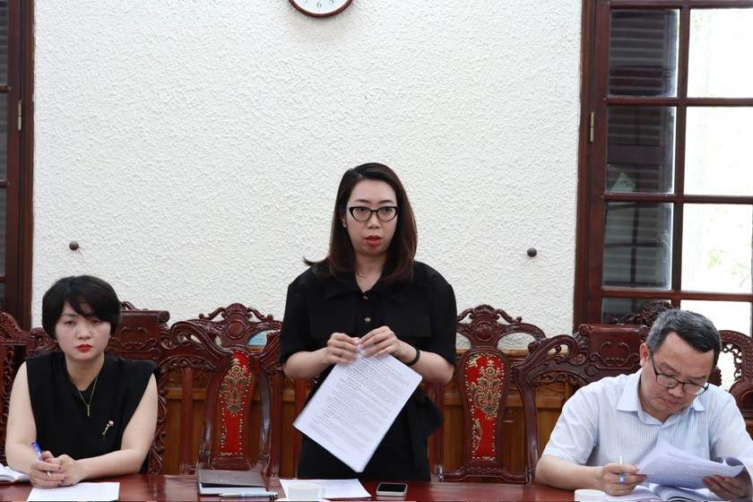 Đồng chí Hoàng Linh Cầm, Phó Chánh Văn phòng phụ trách Cục Kiểm tra văn bản QPPL báo cáo tại cuộc họp.