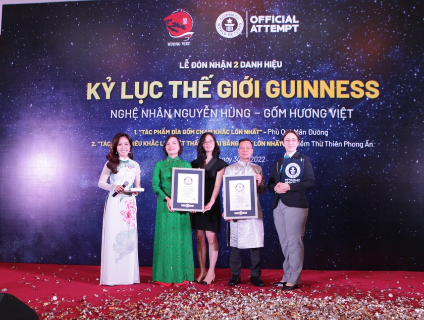 Bà Mai McMillian (ngoài cùng, bìa phải), đại diện của Tổ chức Guinness trao danh hiệu Kỷ lục Guinness thế giới cho "Thiềm thừ Thiên phong ấn" và "Phú quý mãn đường" của Nghệ nhân Nguyễn Hùng và Gốm Hương Việt. 