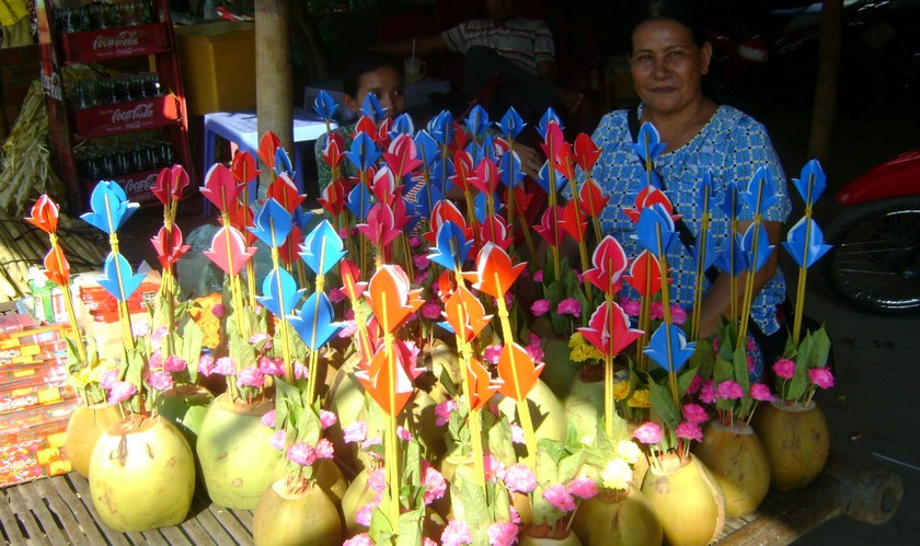 Thức cúng chủ yếu trong lễ hội này là hàng ngàn trái dừa tươi