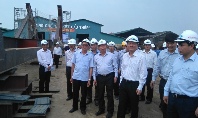 Bộ trưởng GTVT Trương Quang Nghĩa thị sát việc sản xuất dầm thép tại Huế