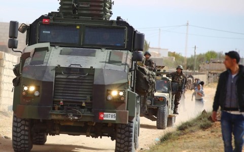 Binh sĩ Tunisia lái xe thiết giáp truy tìm những kẻ tấn công vào thị trấn biên giới Ben Guerdane.