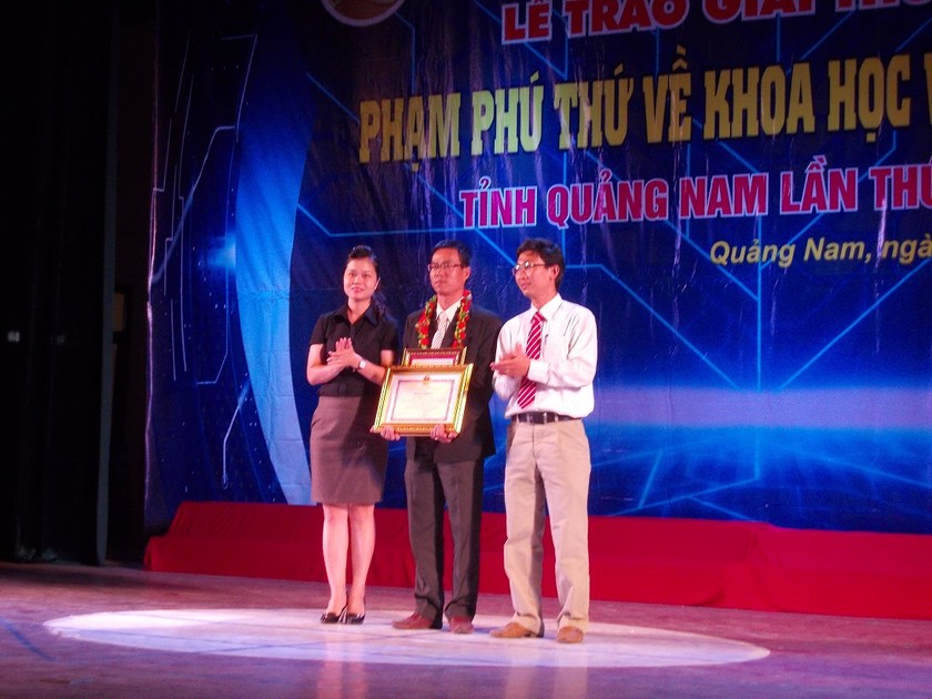          Ban tổ chức trao giải thưởng cho các cá nhân đạt giải Phạm Phú Thứ