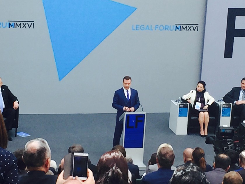 Thủ tướng Liên bang Nga Dmitri A. Medvedev đã khai mạc và chủ trì phiên họp toàn thể của Diễn đàn