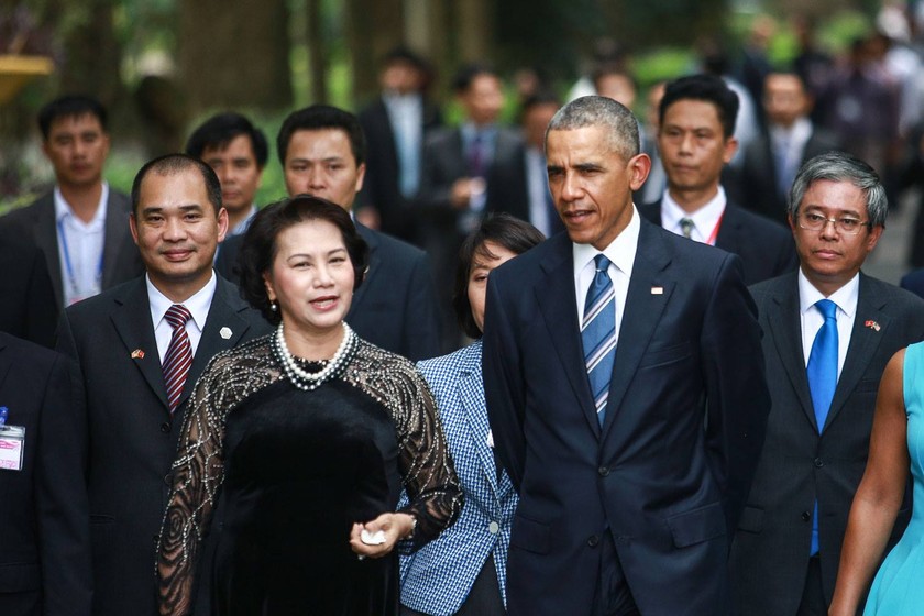 Tổng thống Mỹ Obama và Chủ tịch Quốc hội Việt Nam Nguyễn Thị Kim Ngân thăm Nhà sàn Bác Hồ 