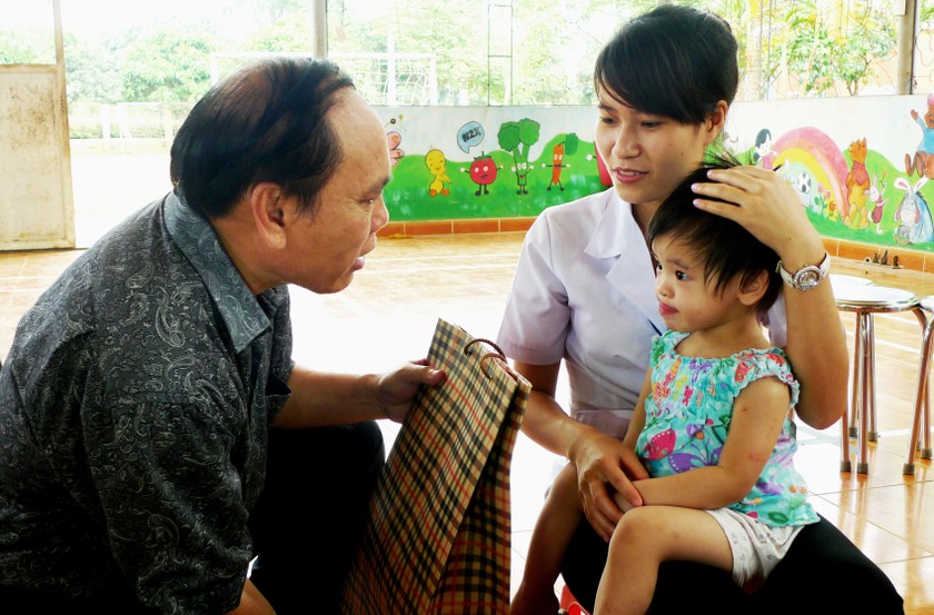 Nhà báo Nguyễn Văn Á tặng quà cho trẻ em mồ côi nhiễm HIV