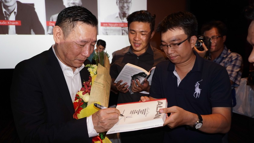Ông Đỗ Duy Thái, Tổng giám đốc công ty Thép Việt, bạn cố Tiến sĩ Alan Phan ký tặng sách độc giả