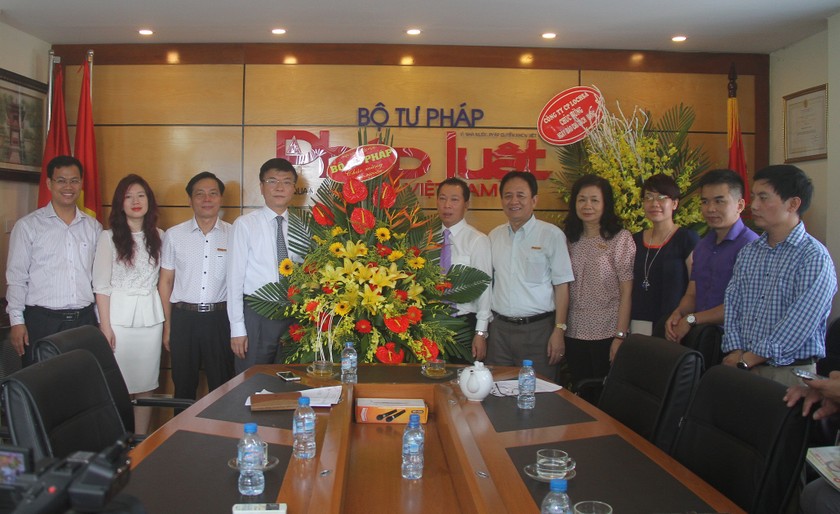 Bộ trưởng Bộ Tư pháp Lê Thành Long chúc mừng Báo Pháp luật Việt Nam