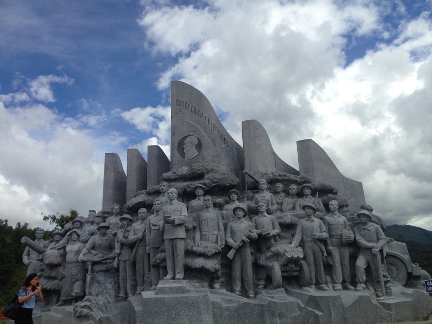 Tượng đài ghi dấu chiến thắng tại di tích Bãi họp các quân binh chủng tuyên bố chiến thắng Điện Biên phủ ở Mường Phăng