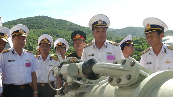 Chuẩn Đô đốc Phạm Xuân Điệp thăm quan các tàu dự thi tại Vùng 3 Hải quân