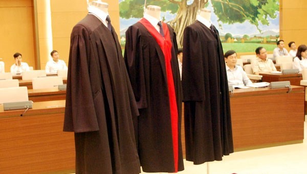 Áo choàng dài tay màu đen được thí điểm sử dụng cho thẩm phán một số tòa 